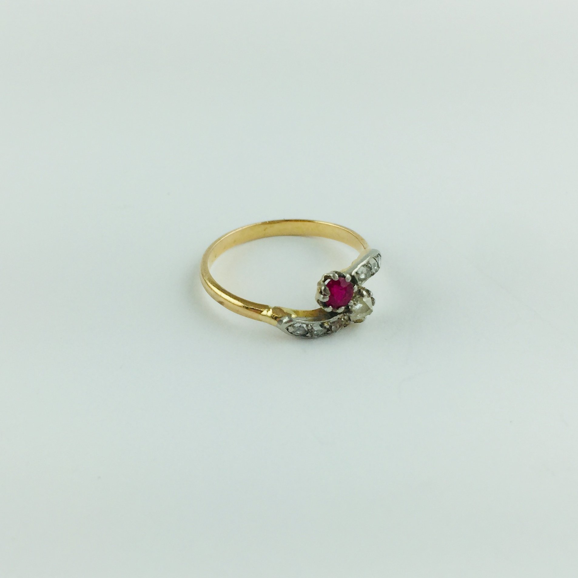 Anillo oro 18 K, rubí y diamantes