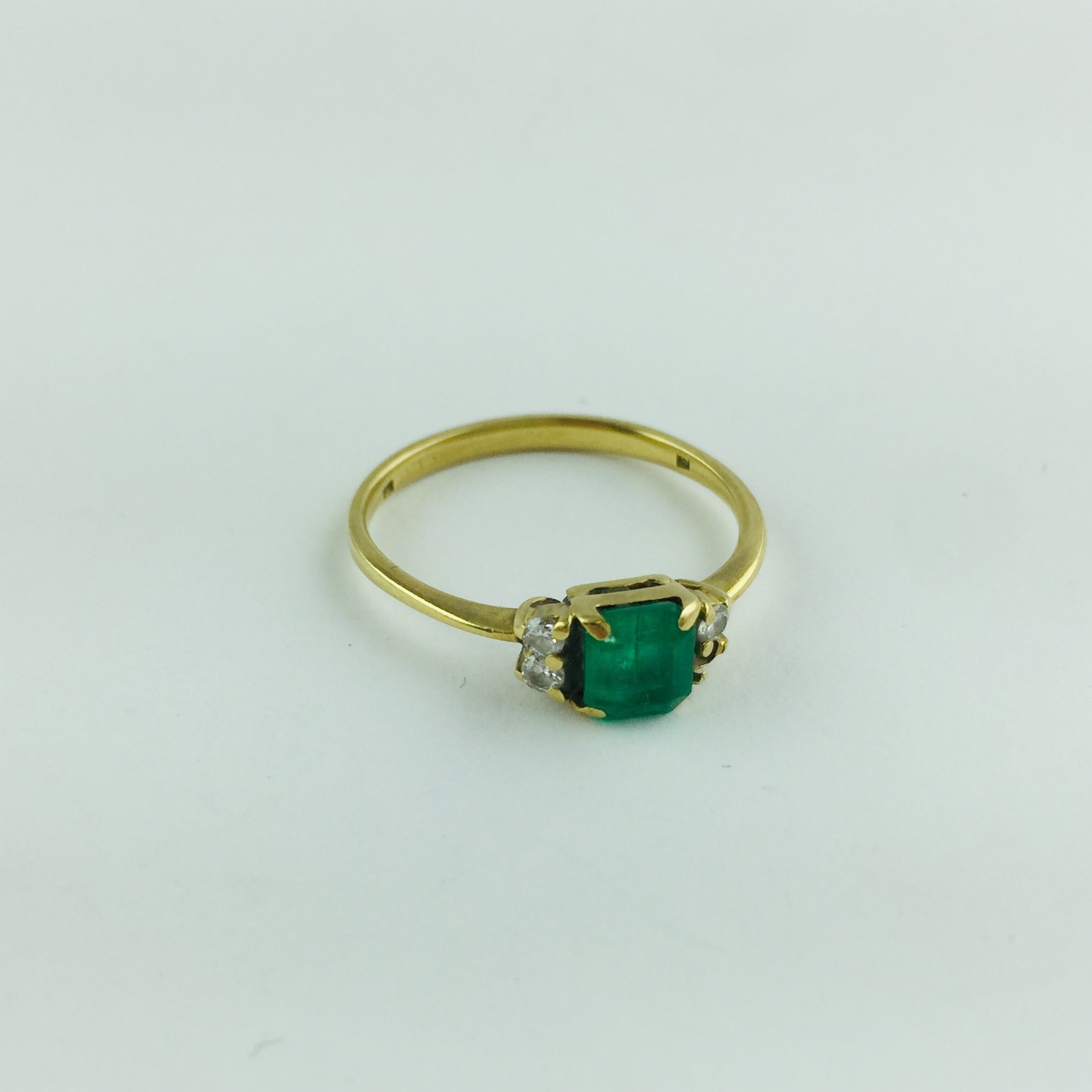 Anillo oro 18 K y esmeralda