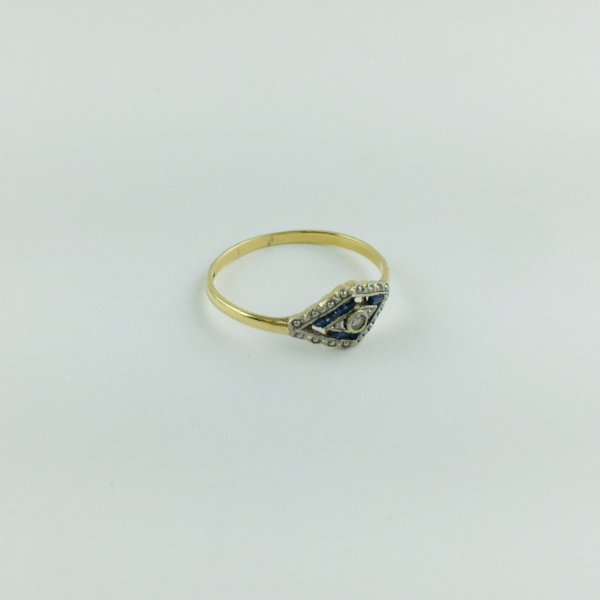 Anillo art decó oro 18 K, brillante y zafiros