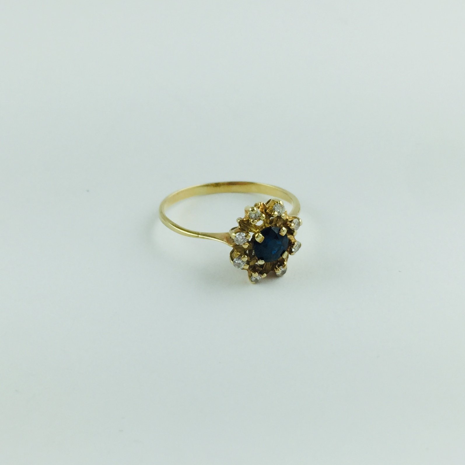 Anillo oro 18 K, zafiro y brillantes