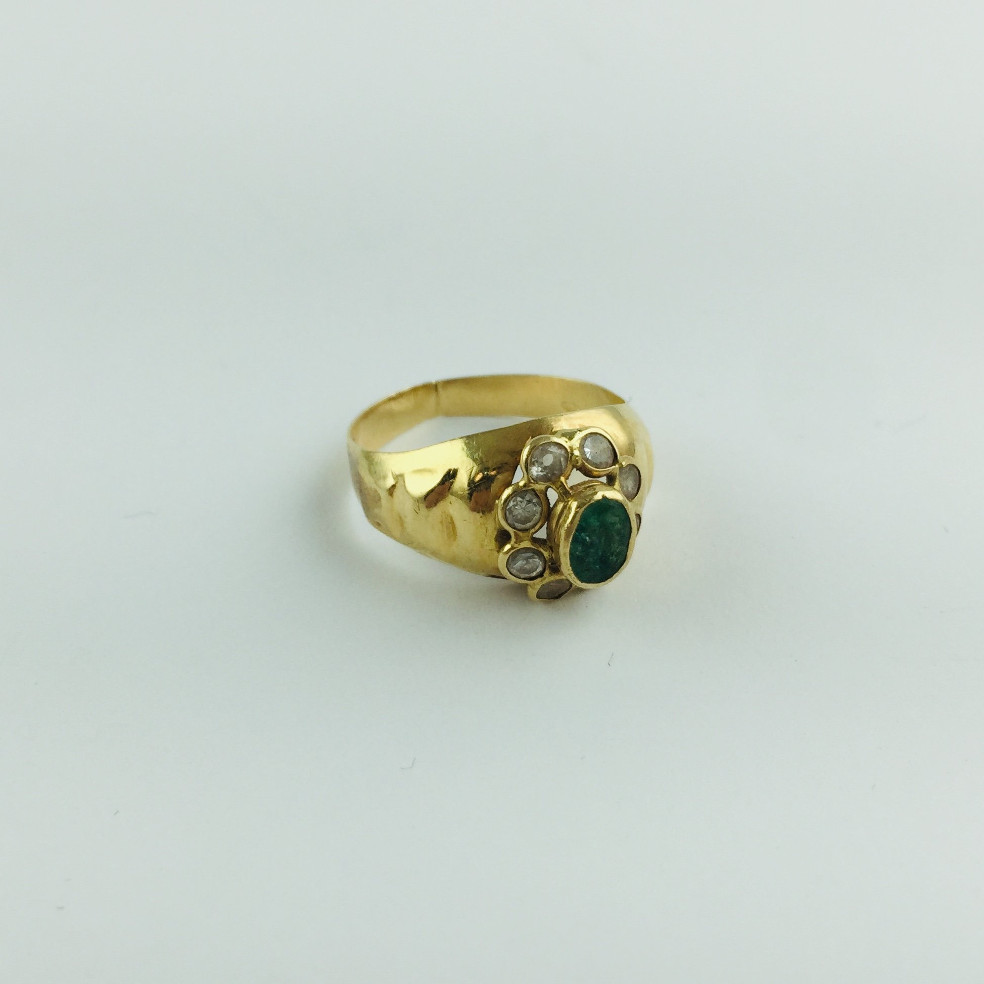 Anillo oro 18 K, esmeralda y brillantes