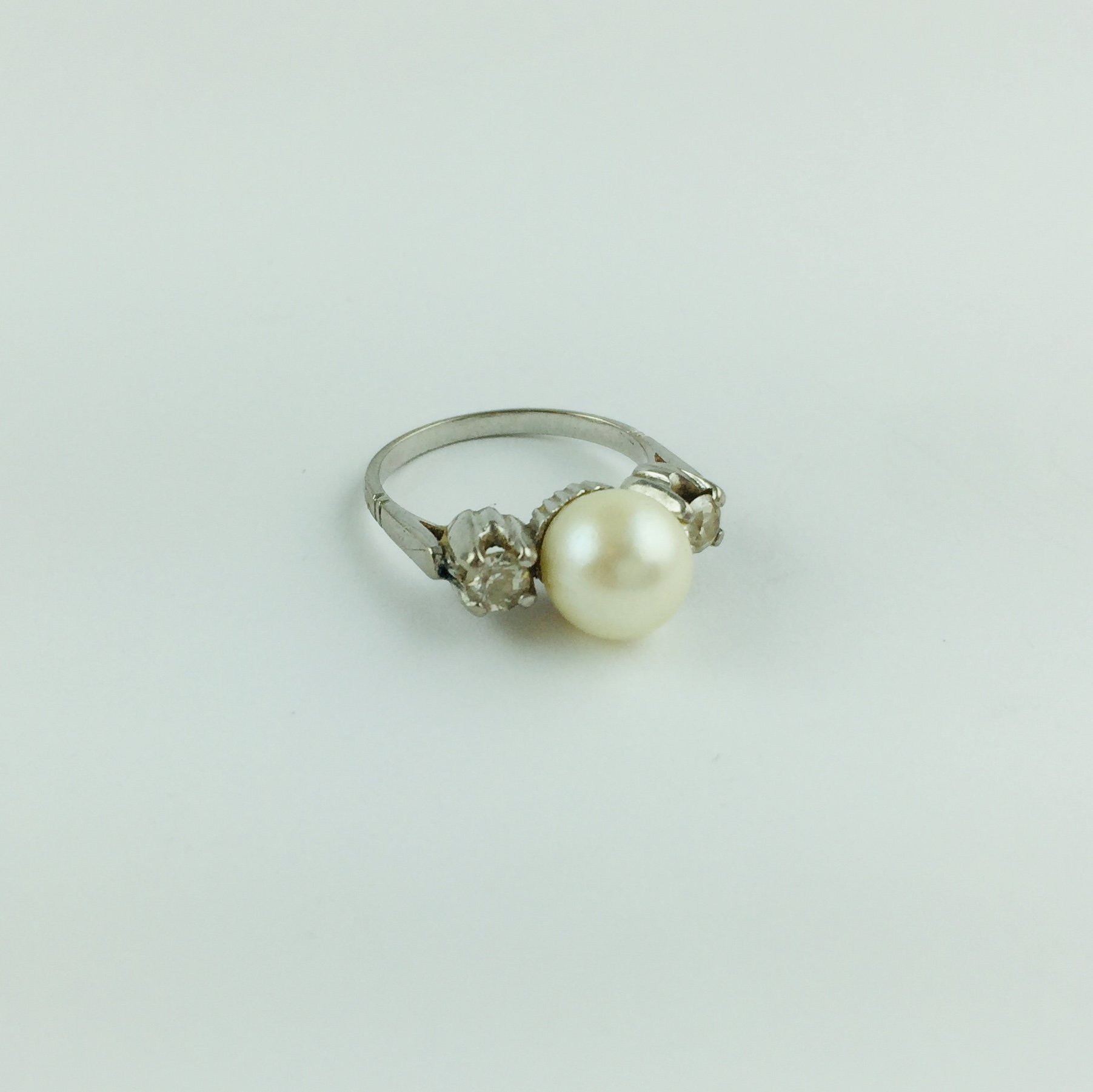 Anillo oro 18 K, perla y brillantes