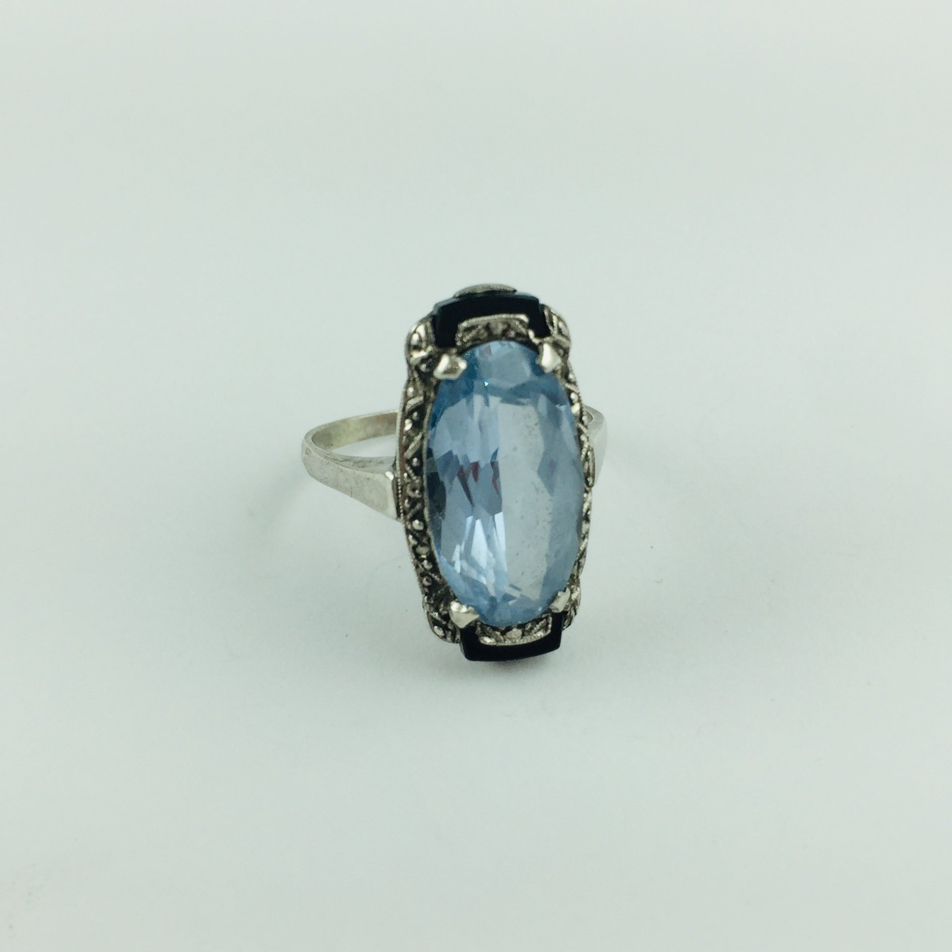 Anillo art decó oro 18 K, piedra color celeste y ónix