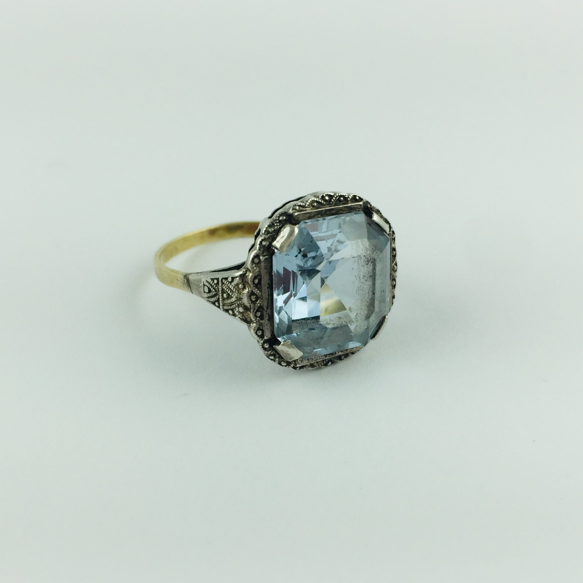 Anillo oro 18 K, plata y piedra color celeste