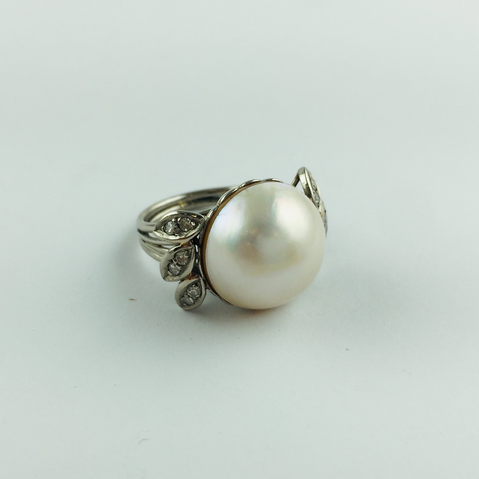 Anillo oro 18 K, perla y brillantes