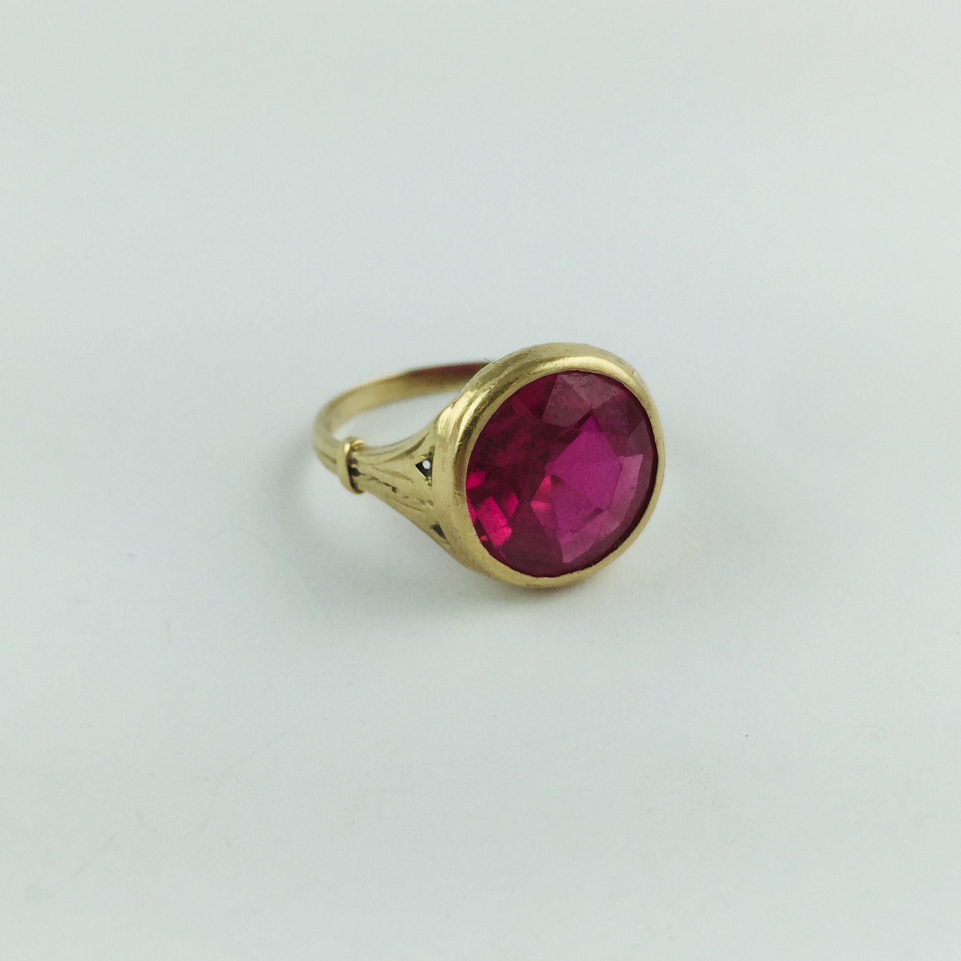 Anillo oro 18 K y rubí