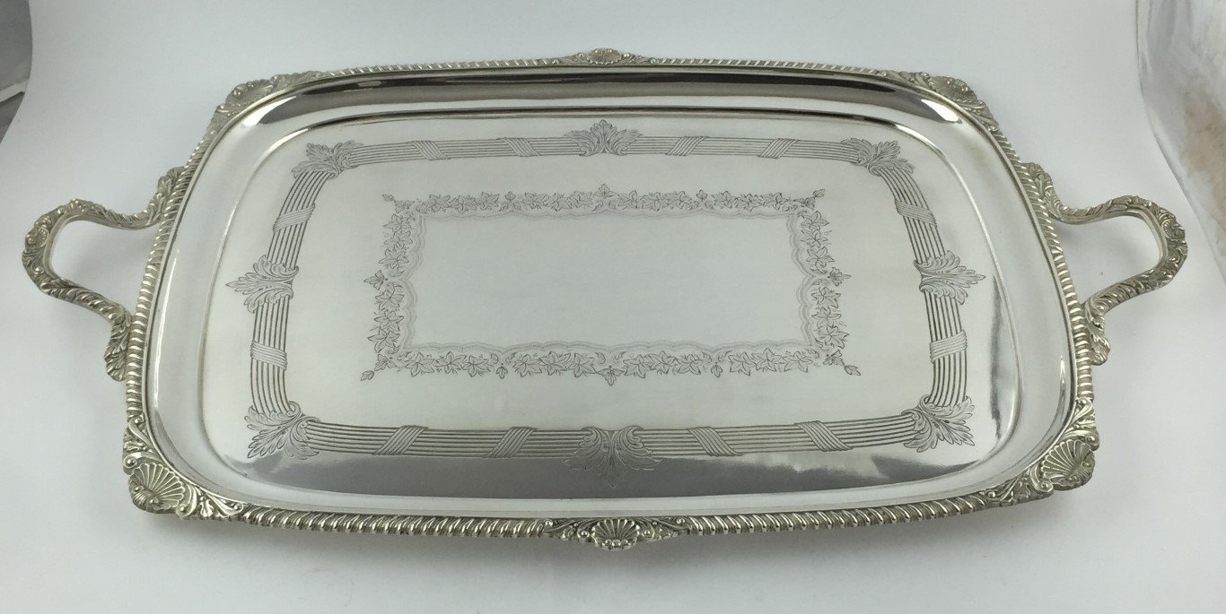 Bandeja en metal plateado
