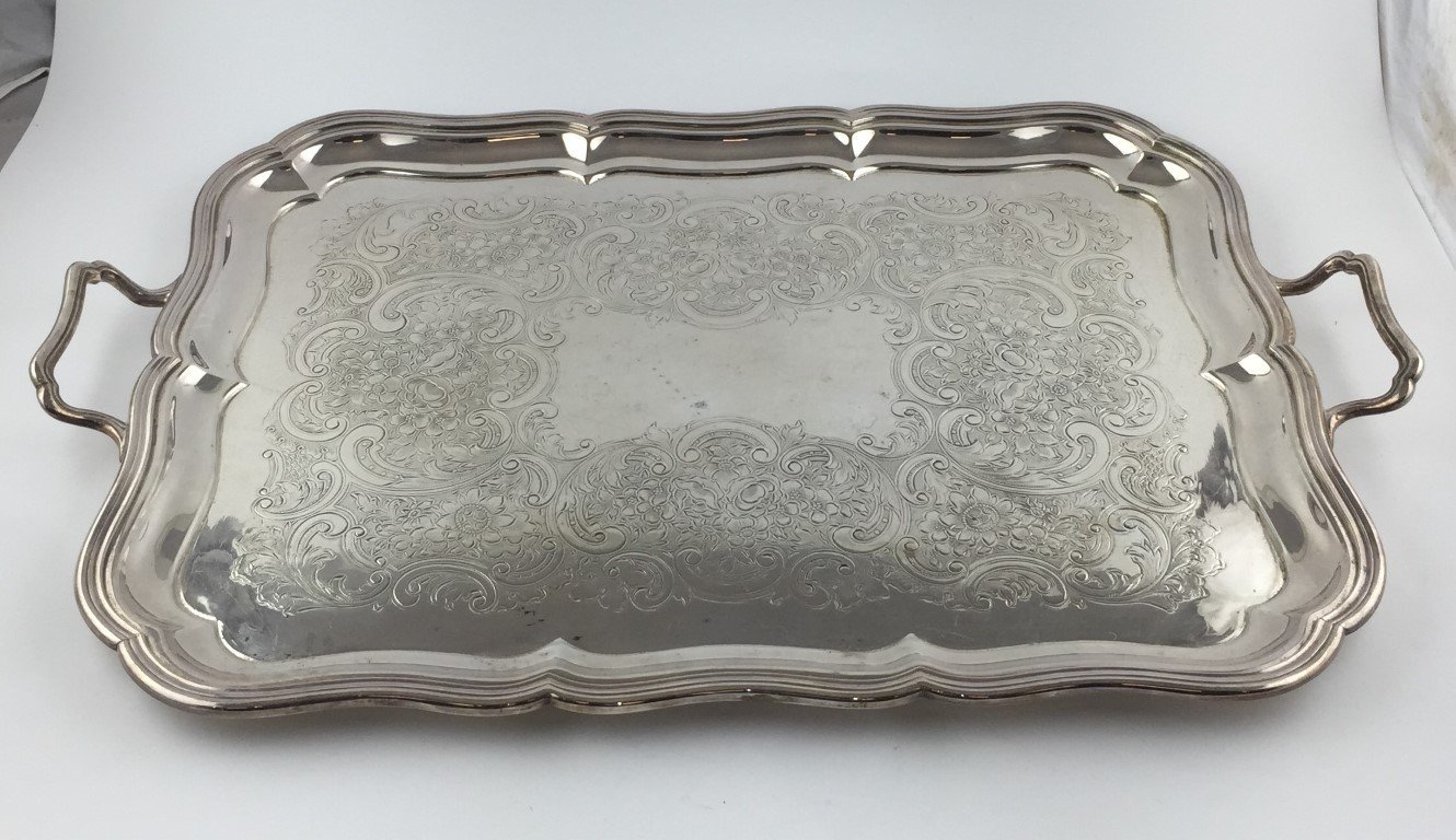 Bandeja en metal plateado