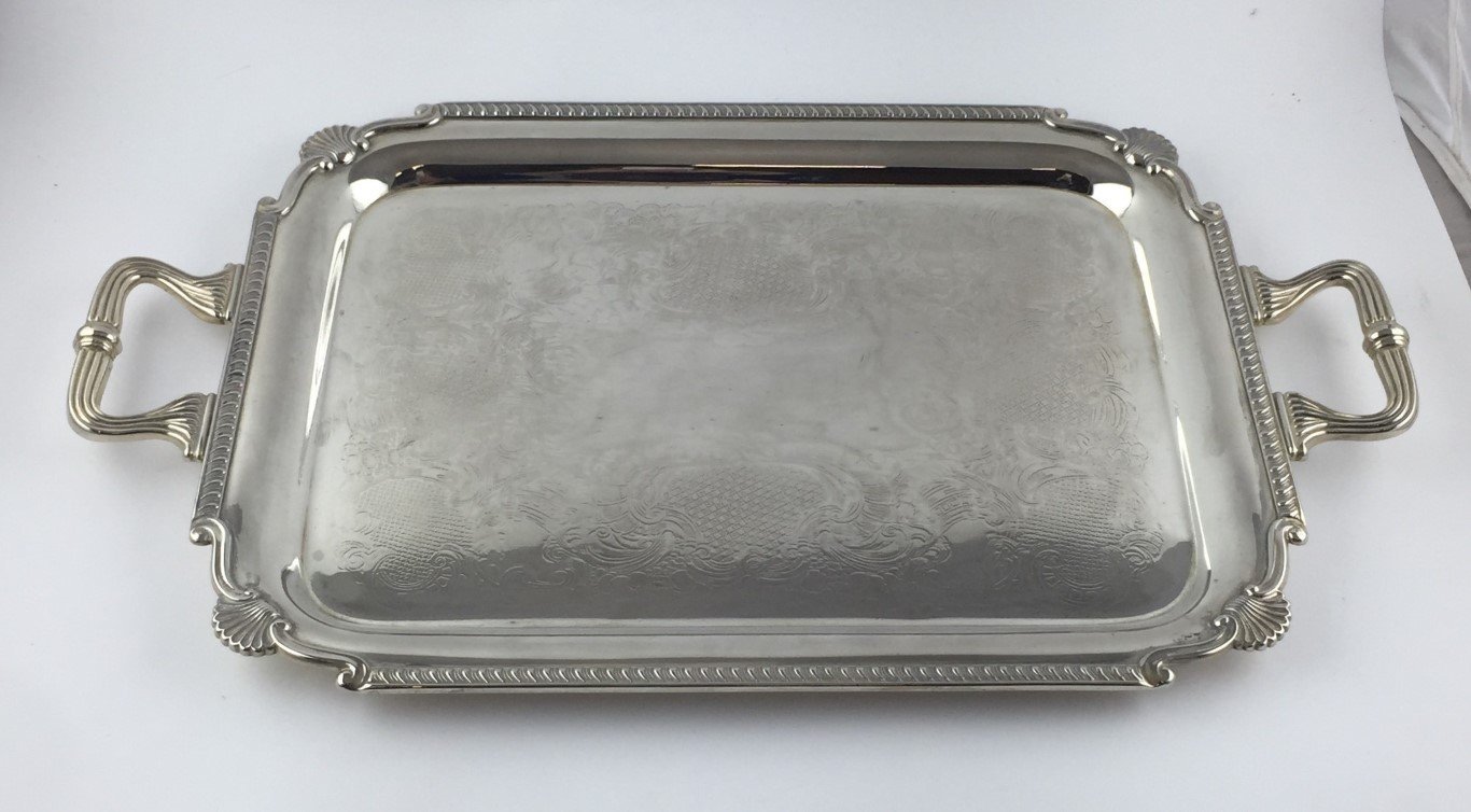 Bandeja en metal plateado