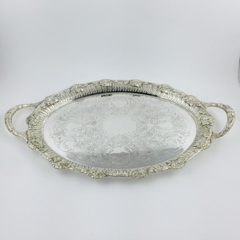 Bandeja en metal plateado