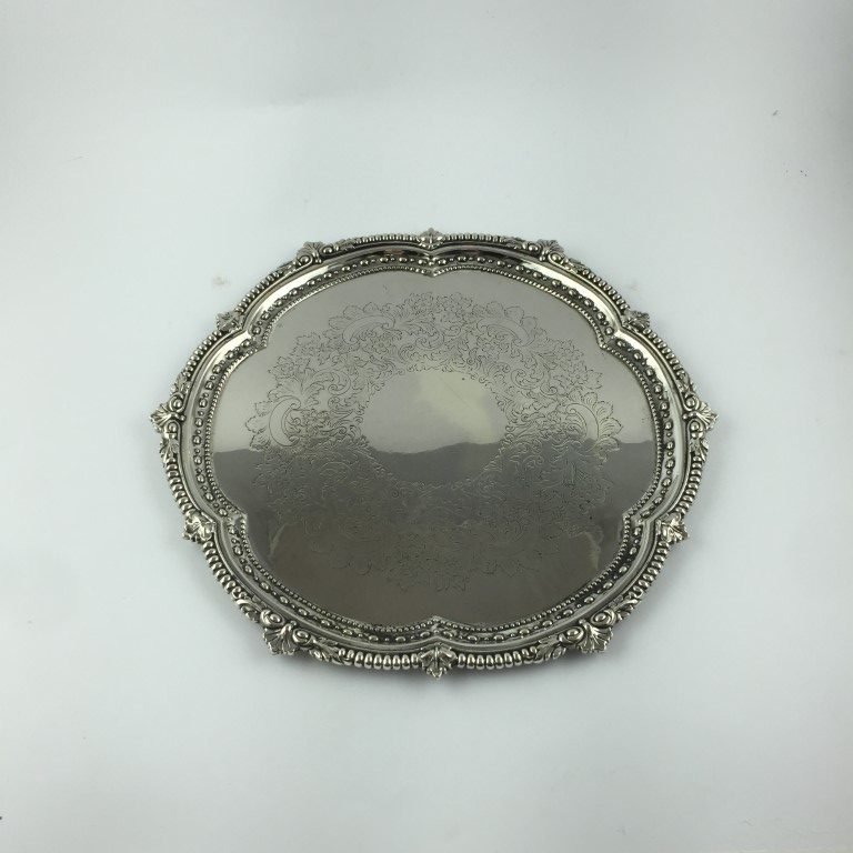 Bandeja en metal plateado