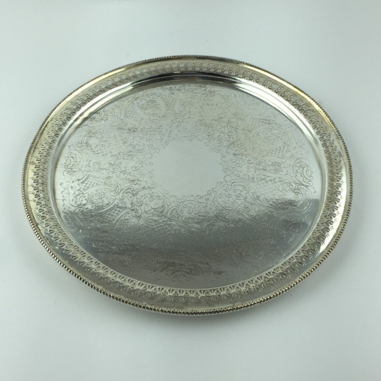 Bandeja en metal plateado