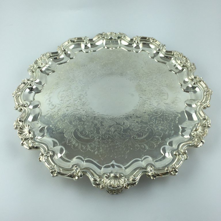 Bandeja en metal plateado
