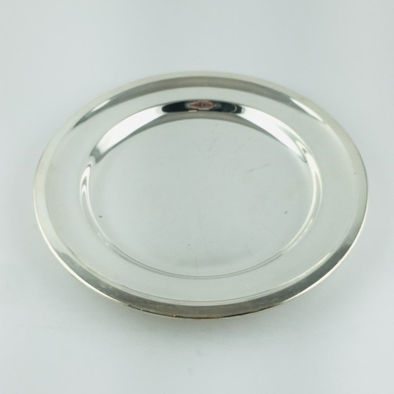 Bandeja en metal plateado