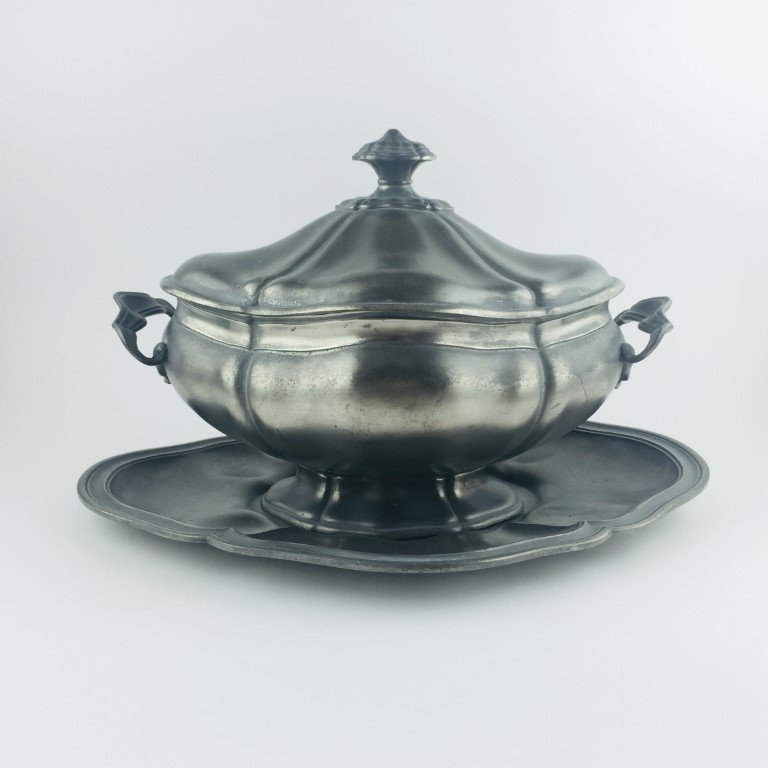 Guisera y bandeja en peltre