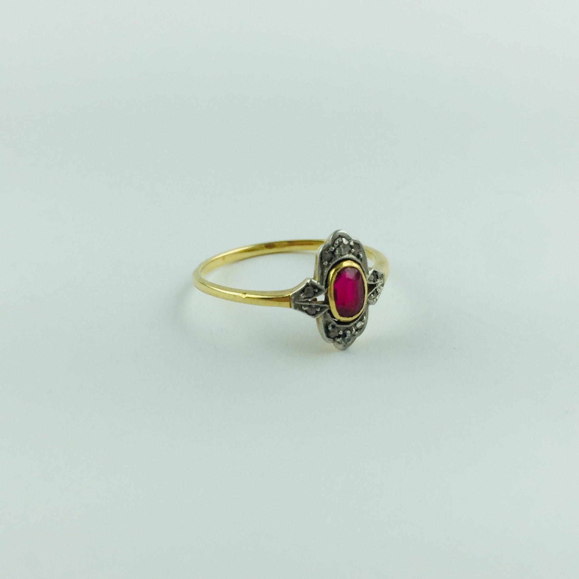 Anillo art decó oro 18 K, rubí y diamantes