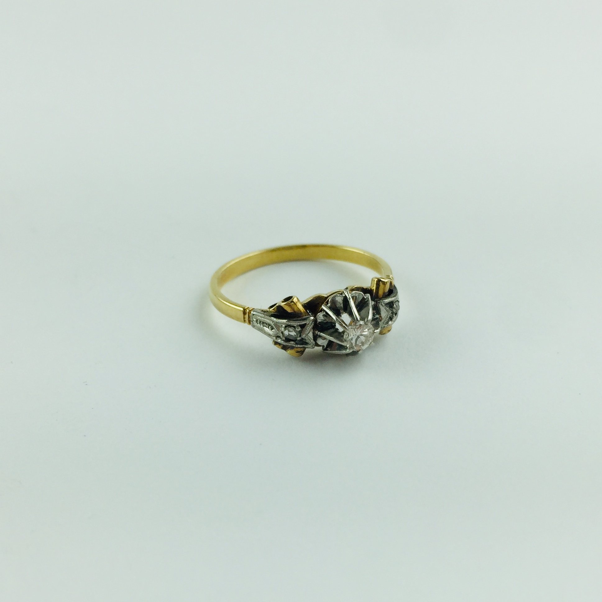 Anillo oro 18 K, brillante y diamantes