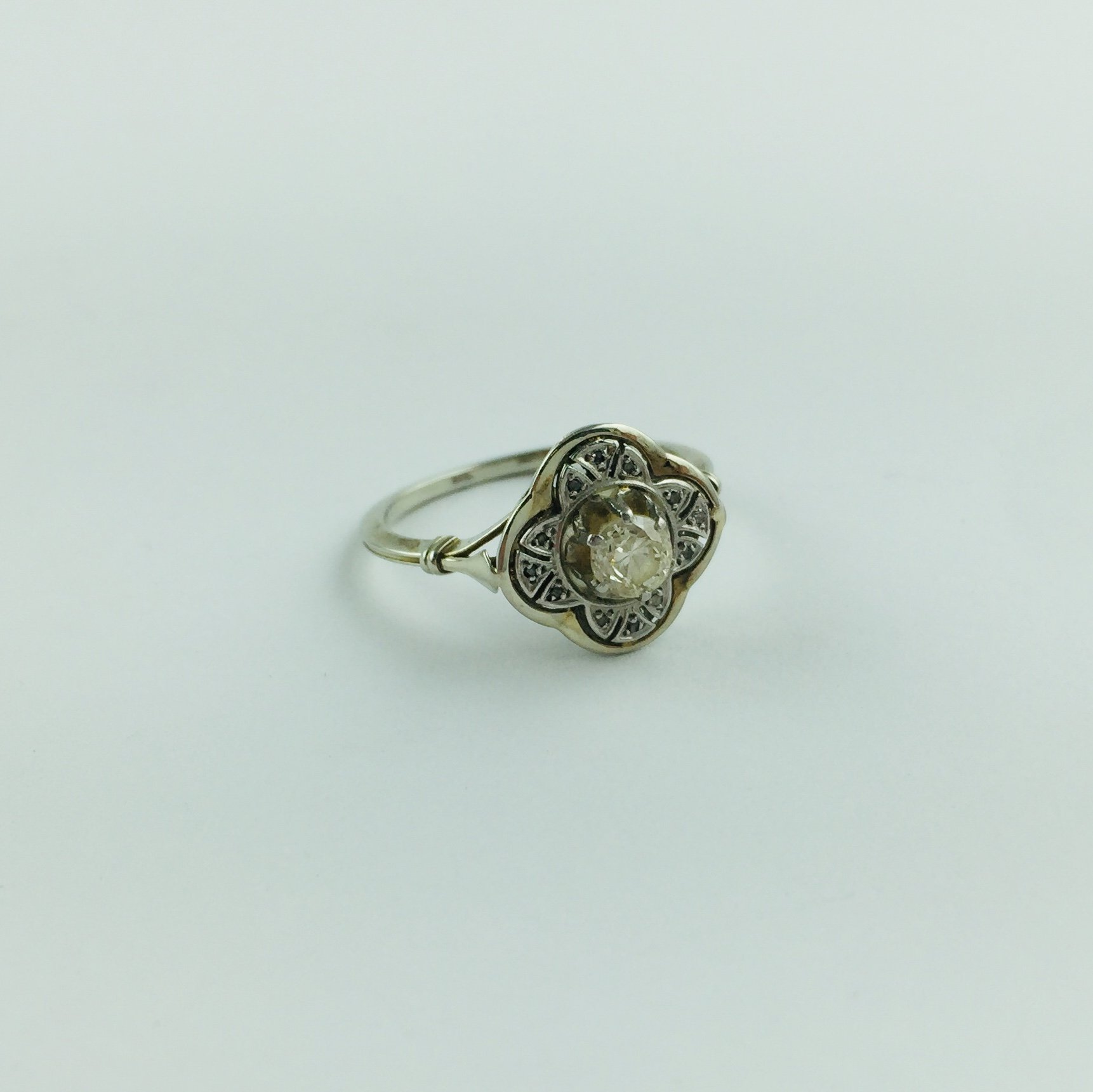 Anillo oro 18 K, brillante y diamantes