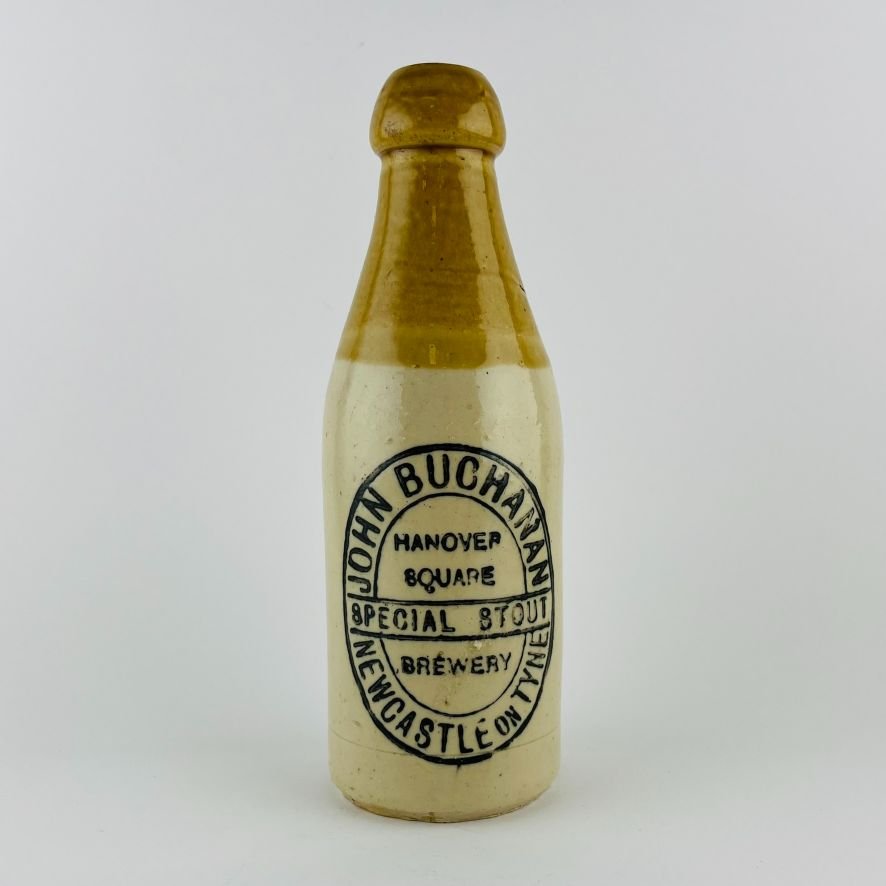 Tres botellas británicas en gres