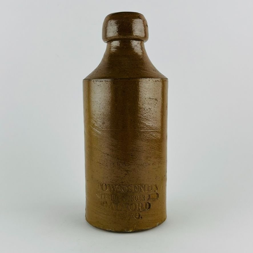 Tres botellas inglesas en gres