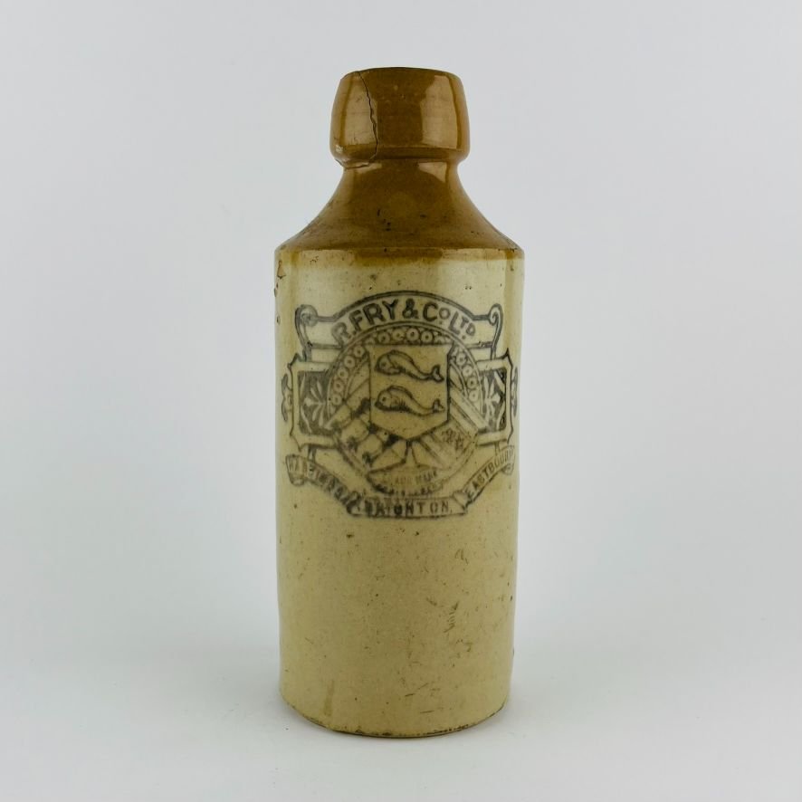 Tres botellas inglesas en gres