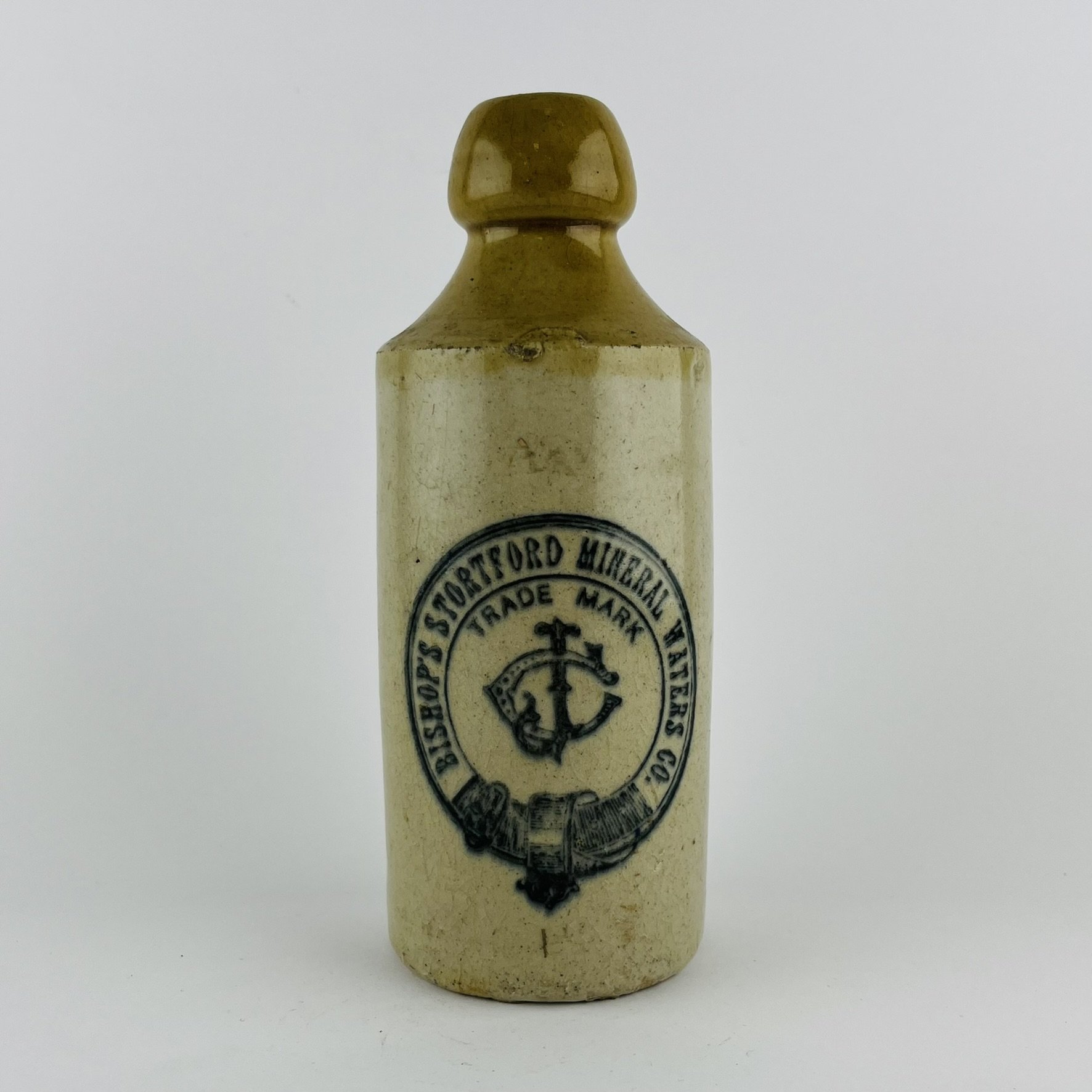 Tres botellas inglesas en gres