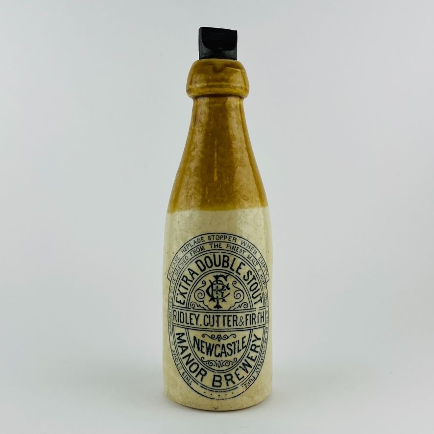 Tres botellas inglesas en gres