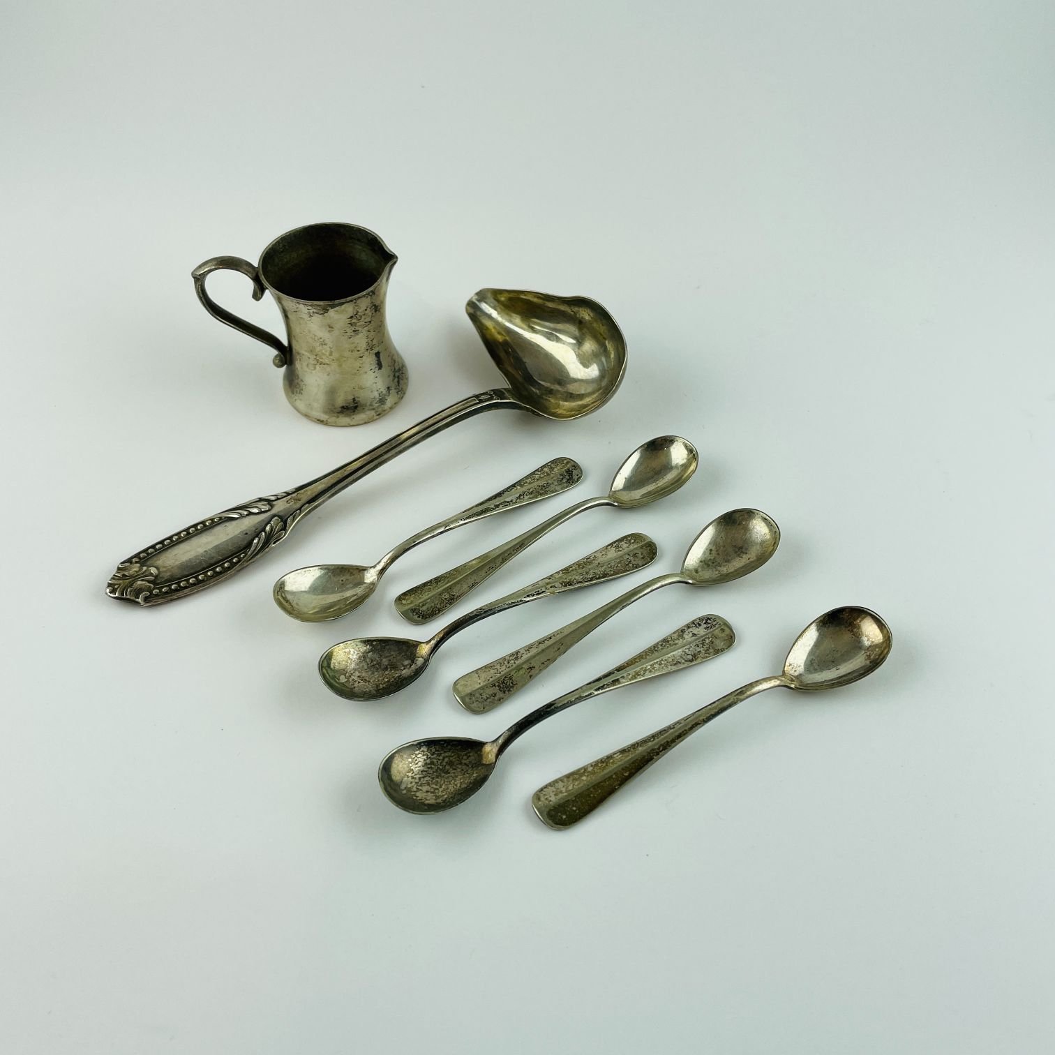 Piezas en metal plateado