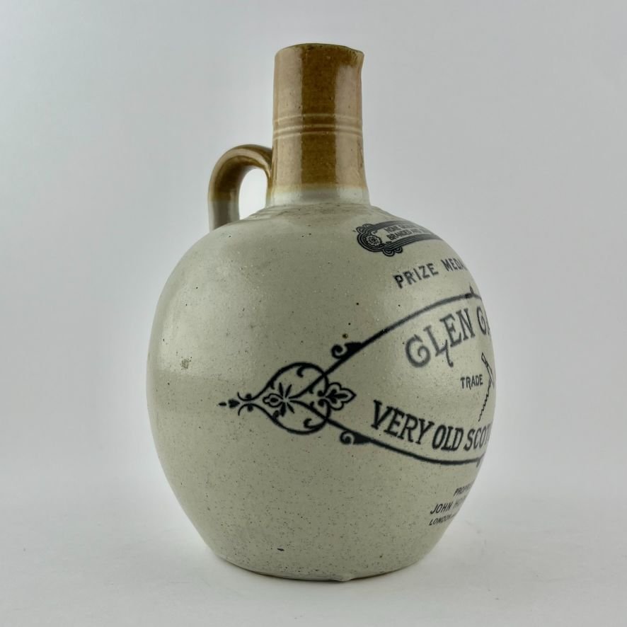 Botella de whisky en gres