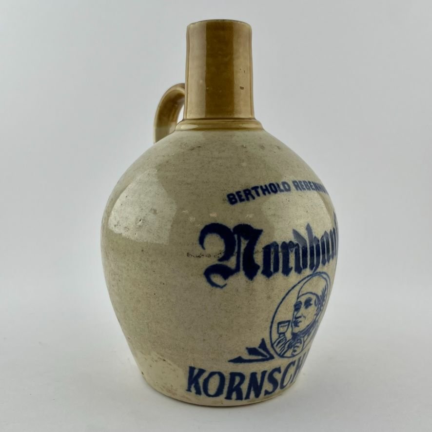 Tres botellas de whisky en gres