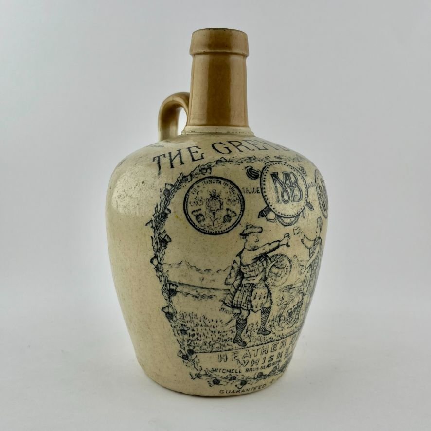 Tres botellas de whisky en gres