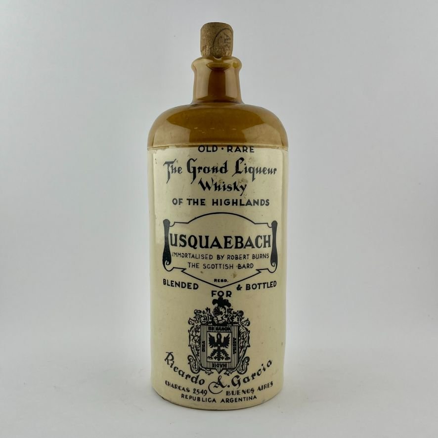 Dos botellas de whisky en gres