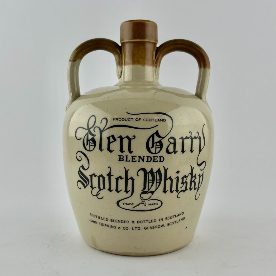 Tres botellas de whisky en gres