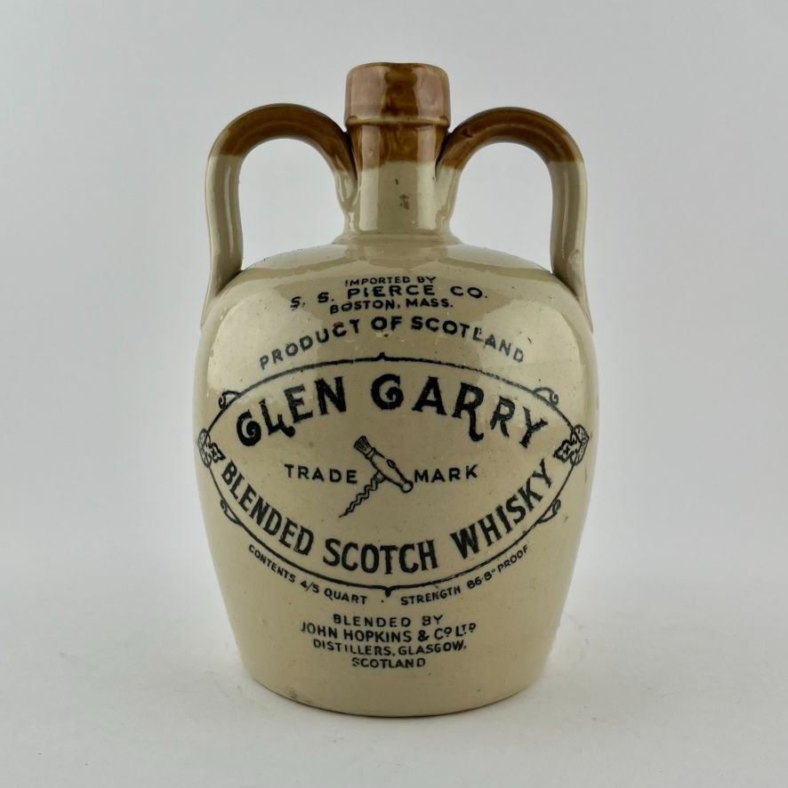 Tres botellas de whisky en gres