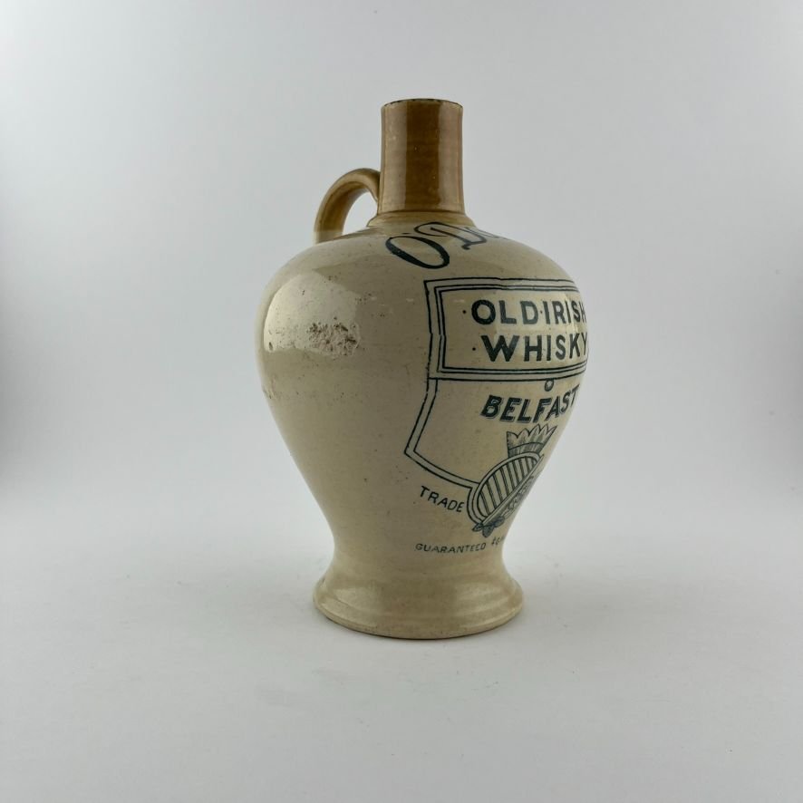 Tres botellas de whisky en gres