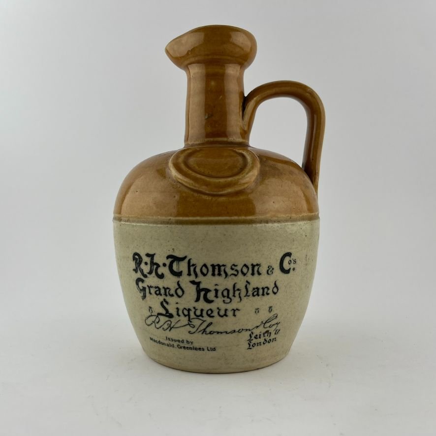 Tres botellas de whisky en gres