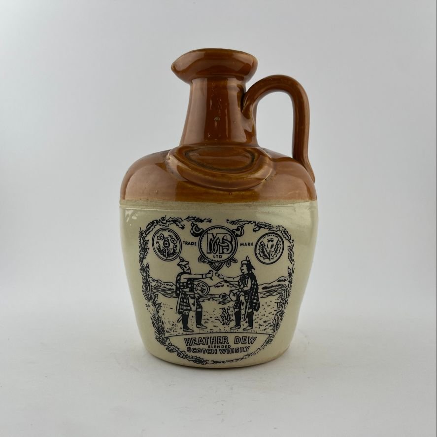 Tres botellas de whisky en gres