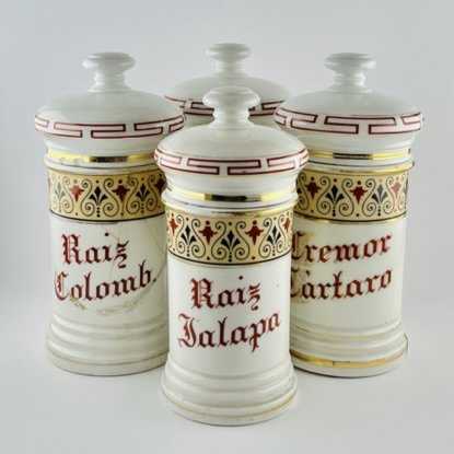 Cuatro frascos de farmacia