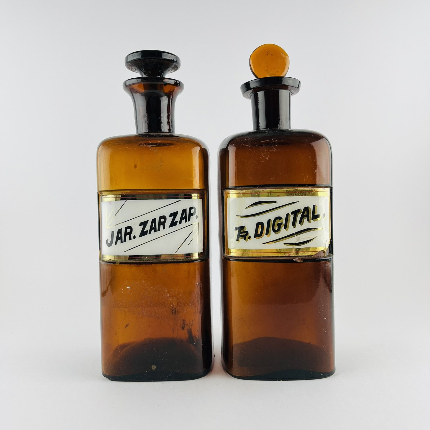 Dos frascos de farmacia