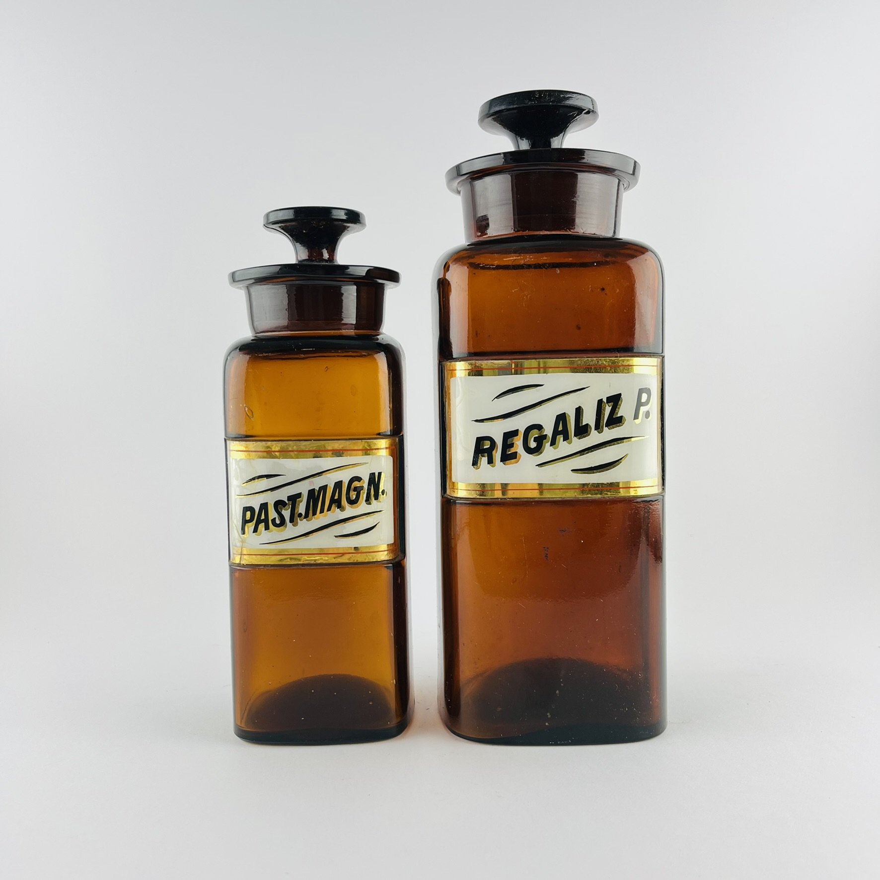 Dos frascos de farmacia