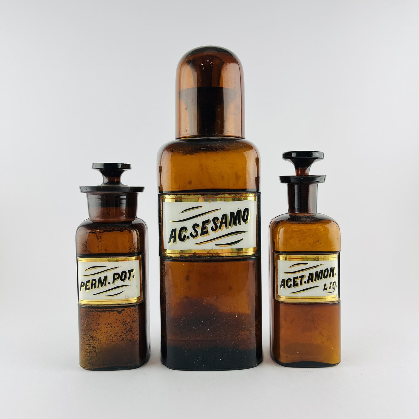 Tres frascos de farmacia