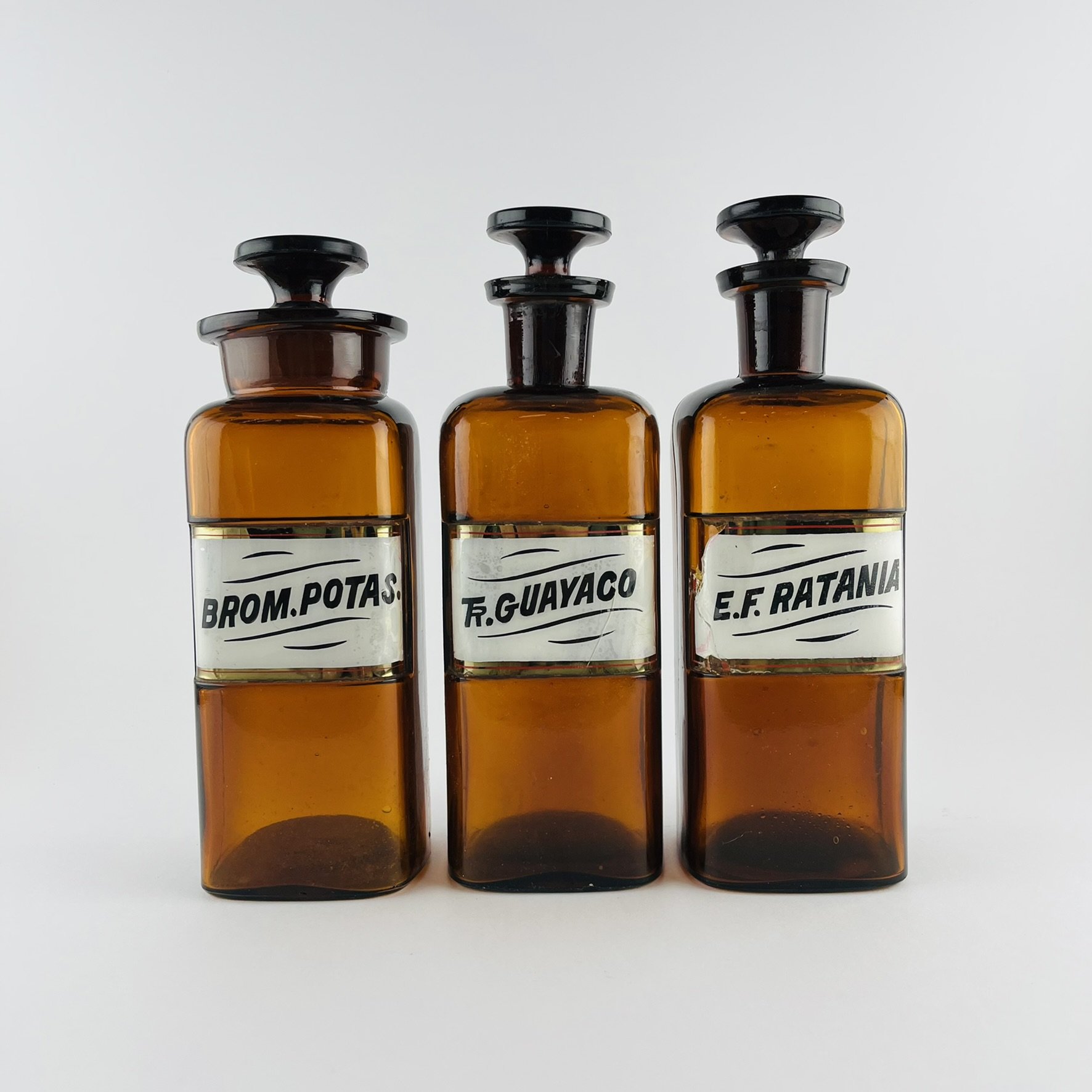 Tres frascos de farmacia