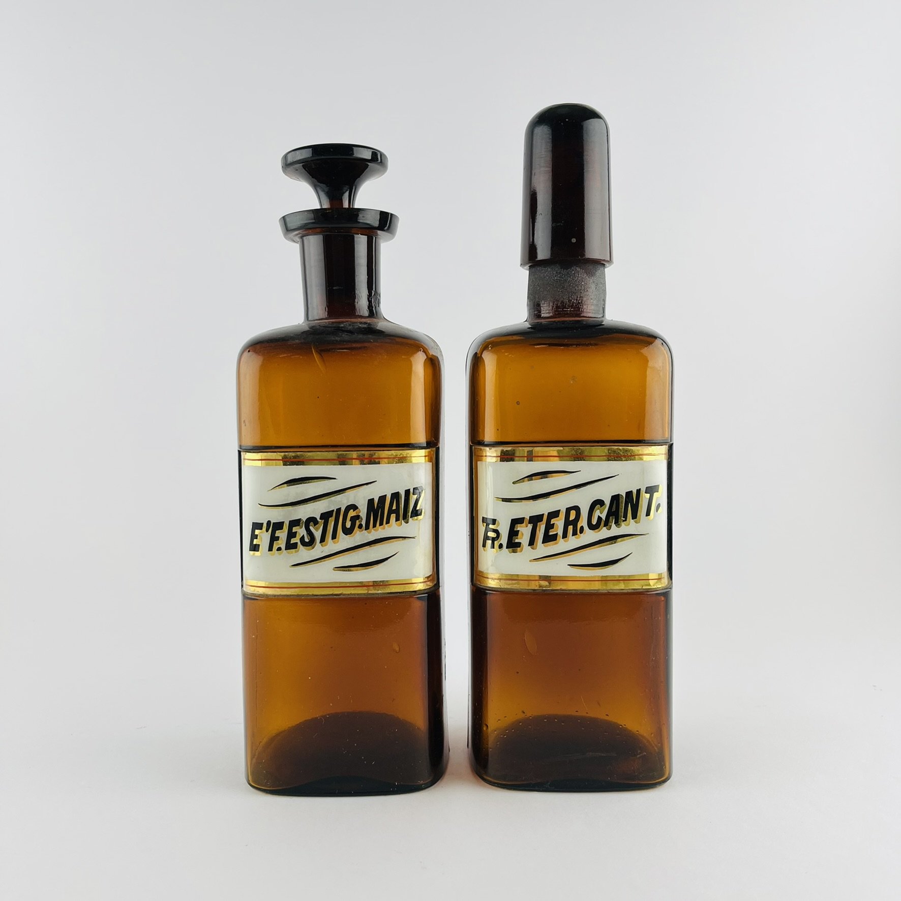 Dos frascos de farmacia