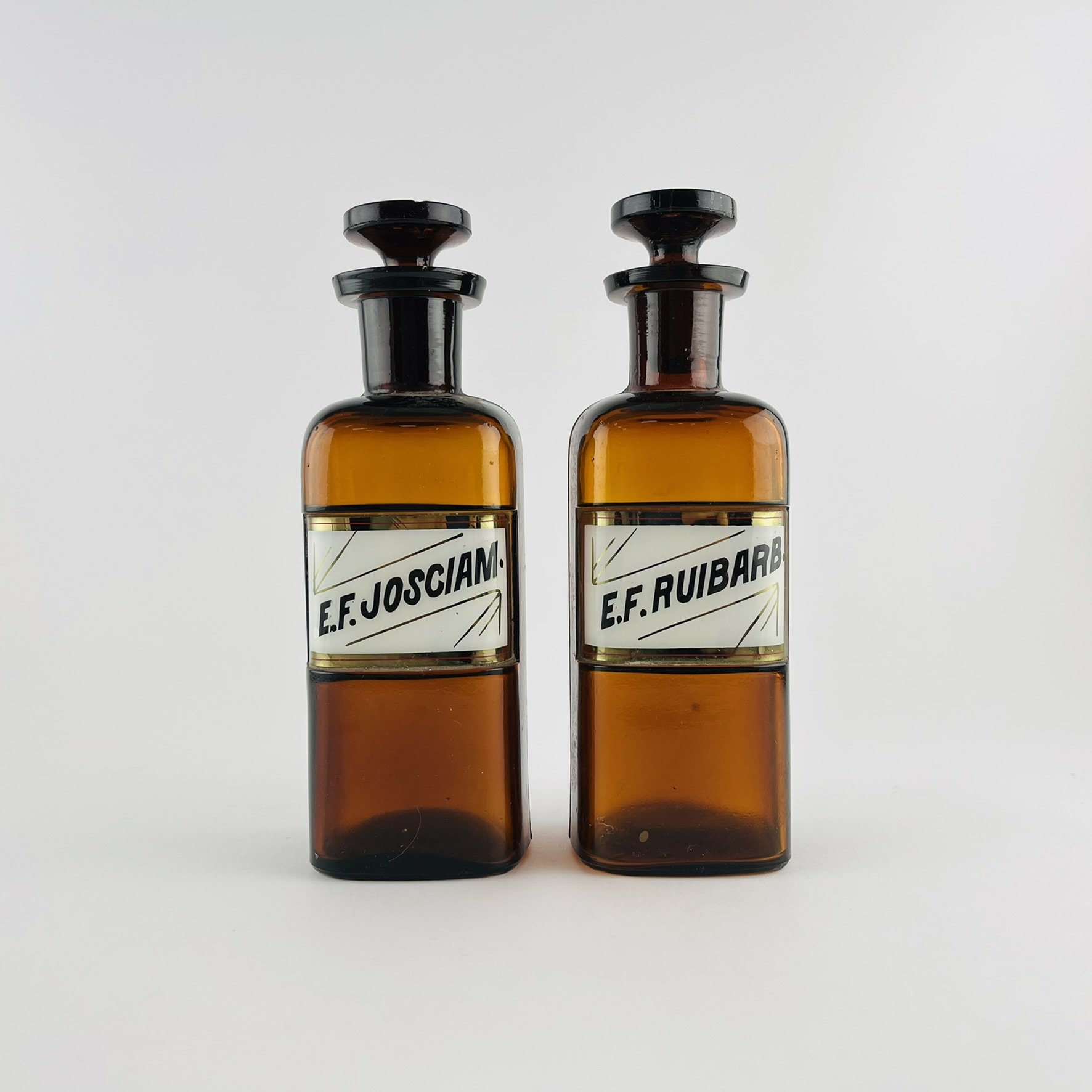 Dos frascos de farmacia