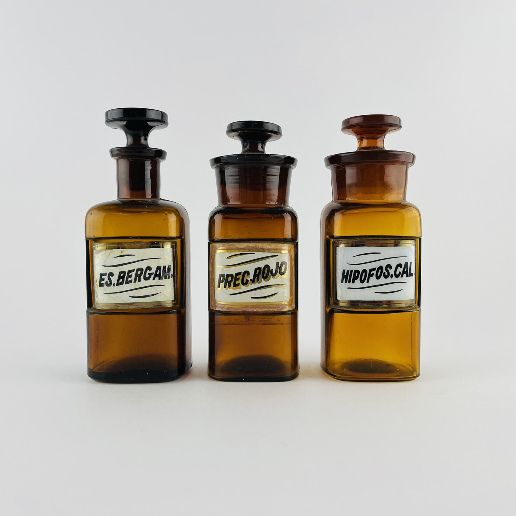 Tres frascos de farmacia