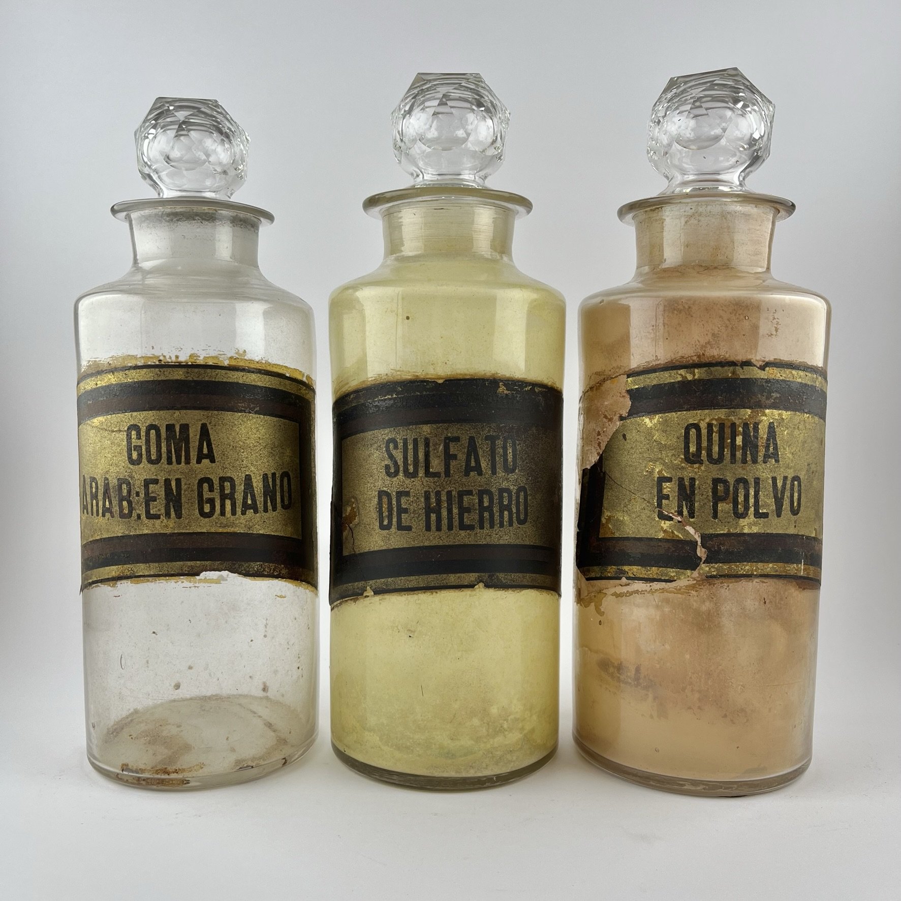 Tres frascos de farmacia