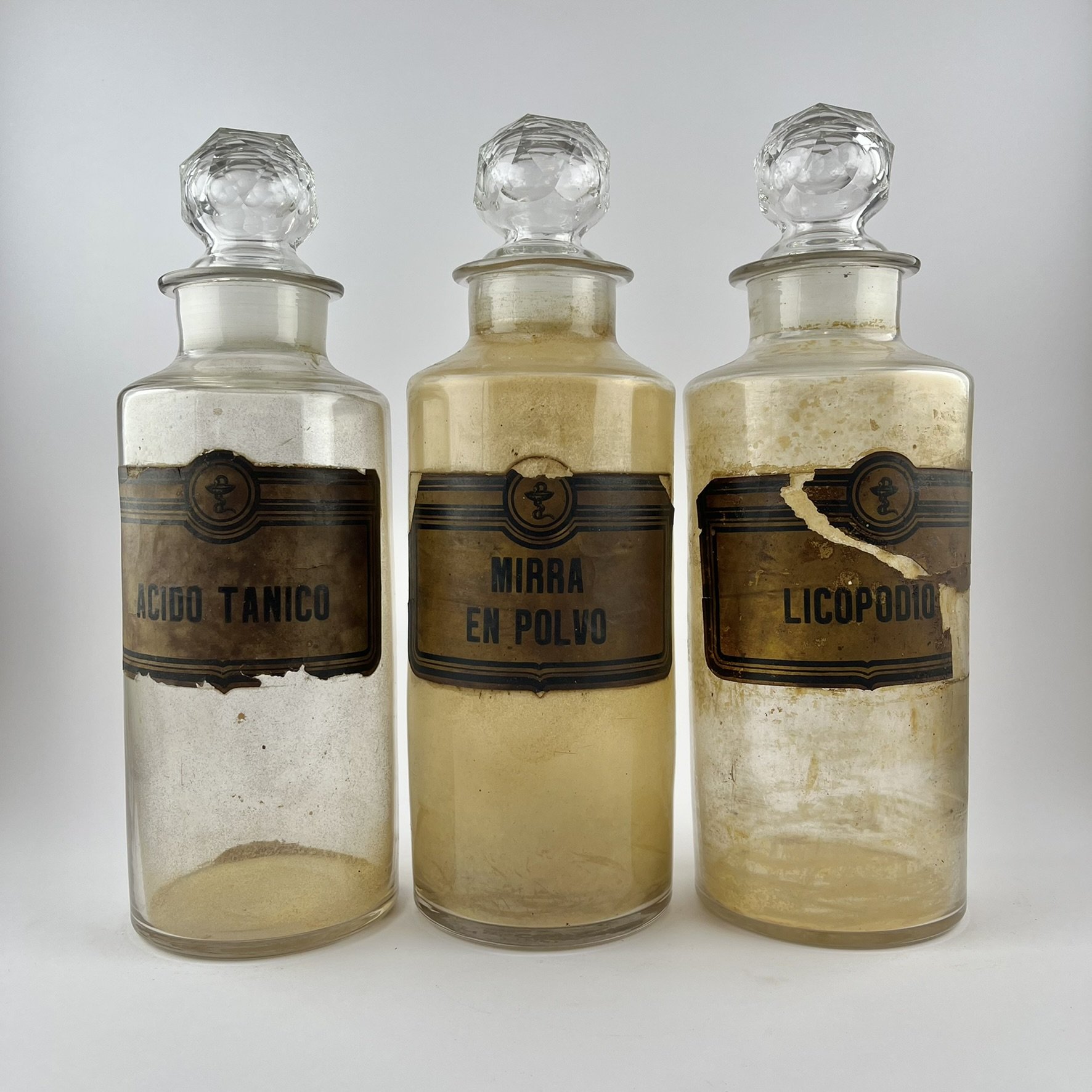 Tres frascos de farmacia
