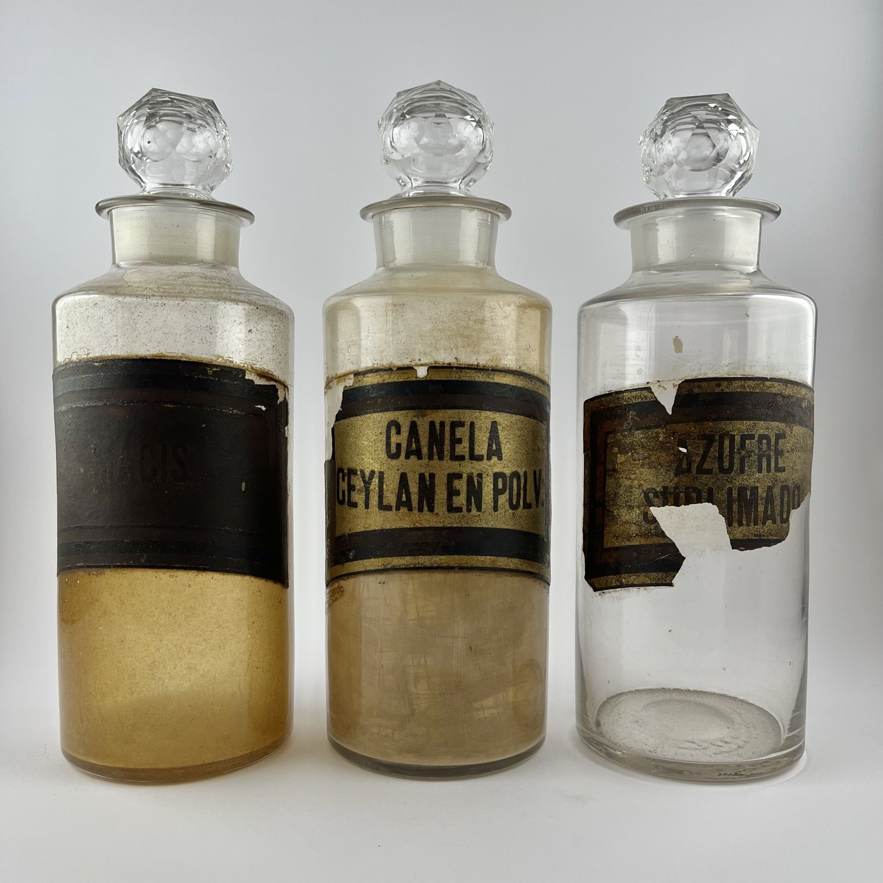 Tres frascos de farmacia