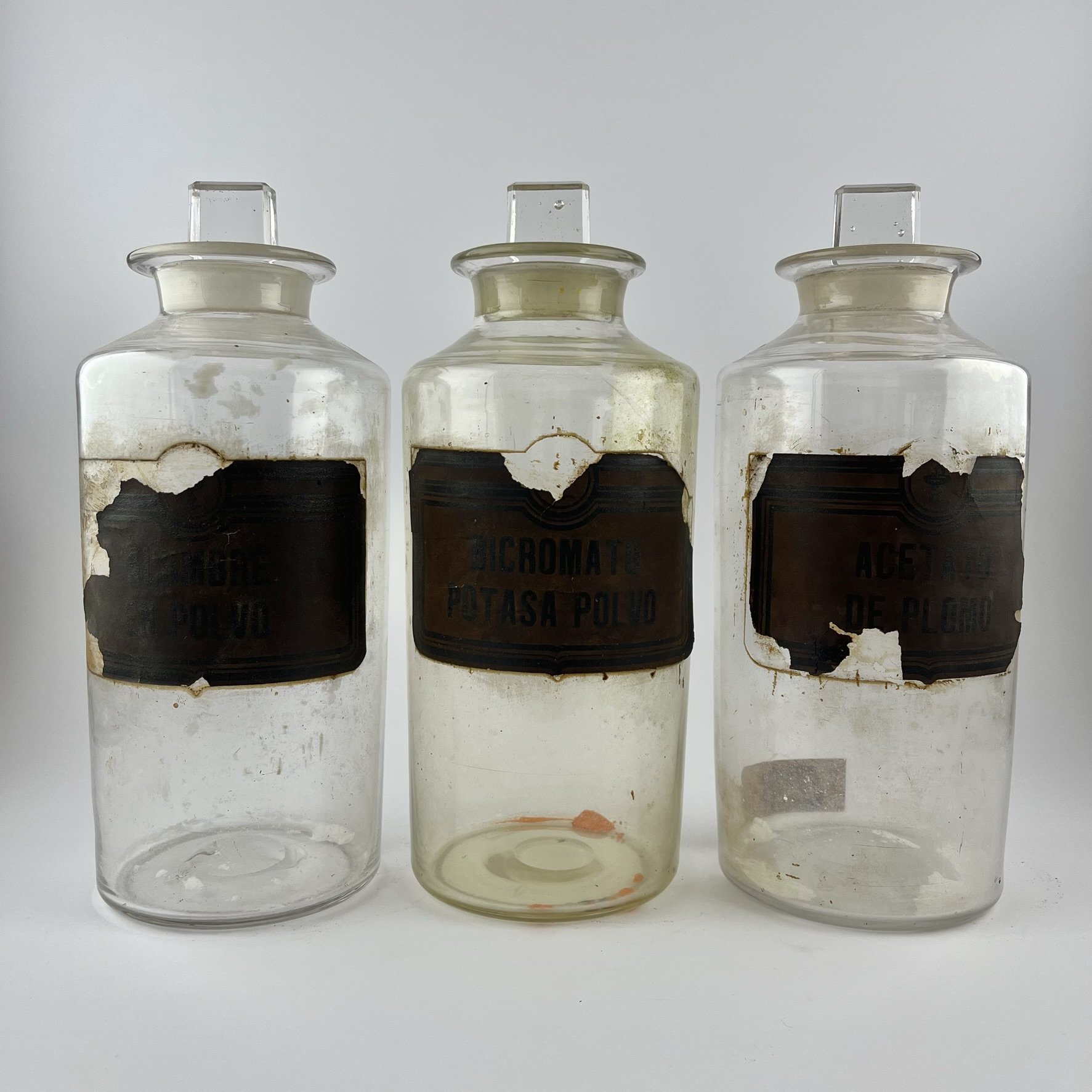 Tres frascos de farmacia