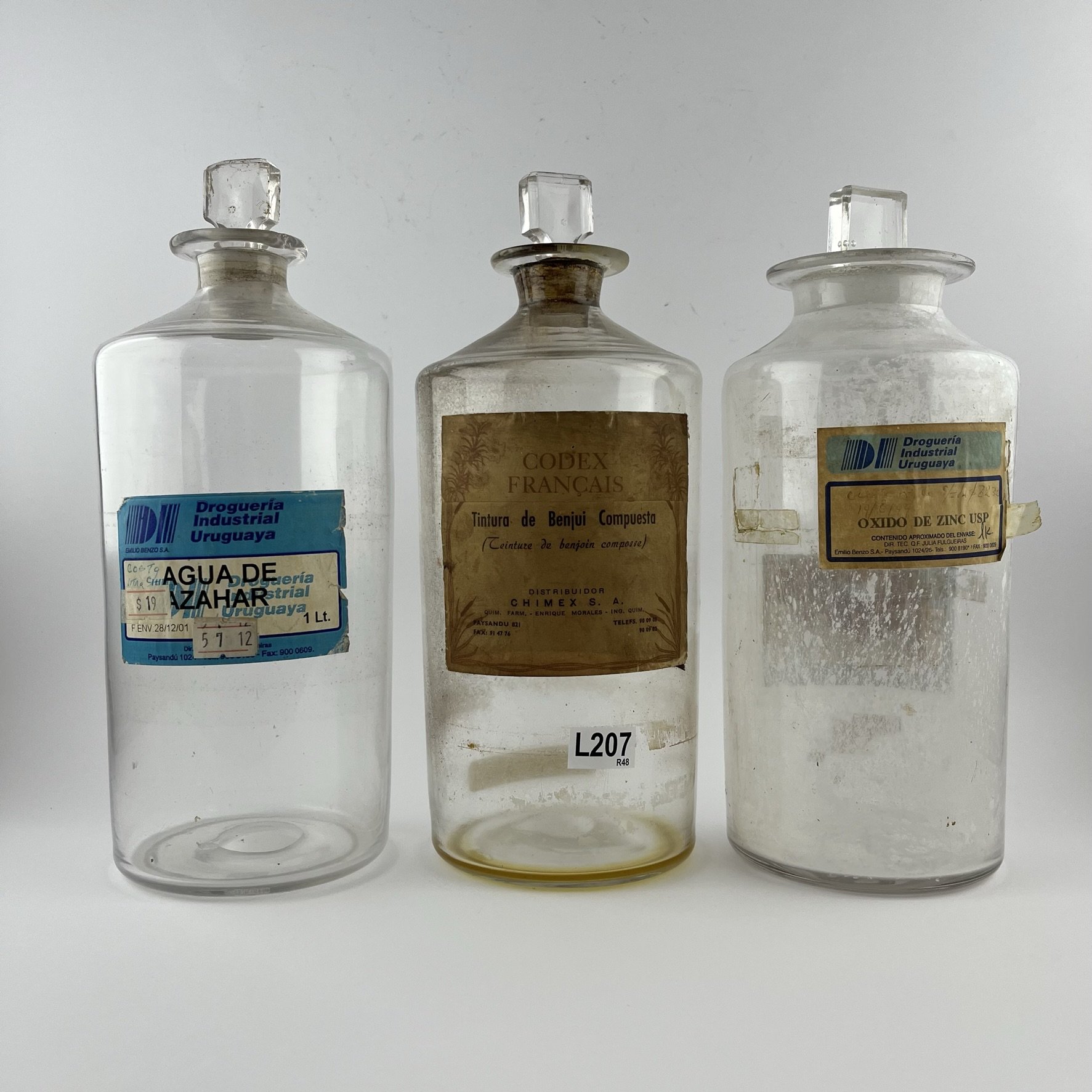 Tres frascos de farmacia